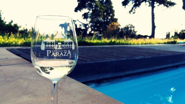 Comme un lundi … champagne Chateau de Paraza by the pool