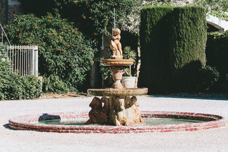La fontaine de la cour du Château de Paraza