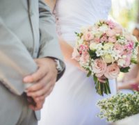 couple de mariés avec un bouquet élégant