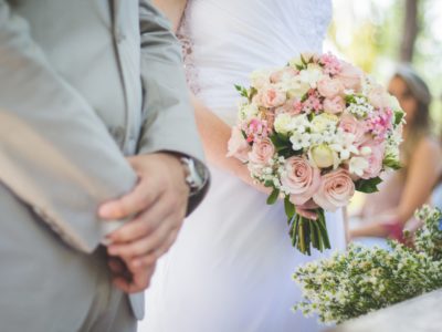 couple de mariés avec un bouquet élégant
