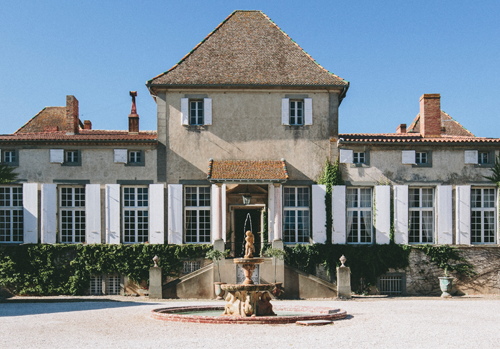 Cour du Chateau de Paraza, chateau du 17ème siècle avec fontaine de marbre