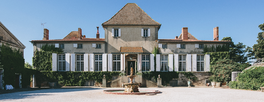 Cour du Chateau de Paraza, chateau du 17ème siècle avec fontaine de marbre