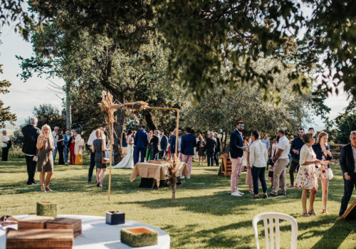 Wedding in a winery in France au chateau de Paraza dans le jardin cote serre