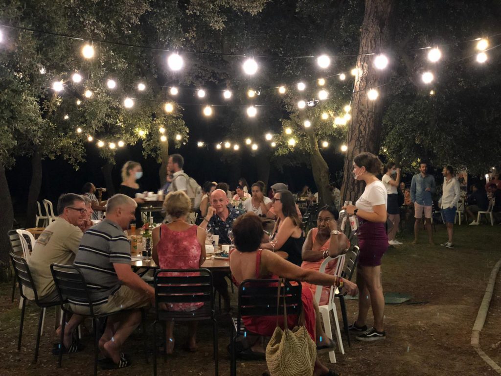 Restaurant au bord du Canal du Midi avec une terrasse et vue extraordinaire dans les jardins du Chateau de Paraza