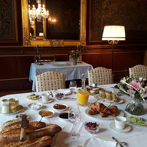 Petit déjeuner au Château de Paraza