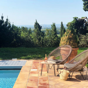 Profitez du château au bord de la piscine, un verre de vin à la main.