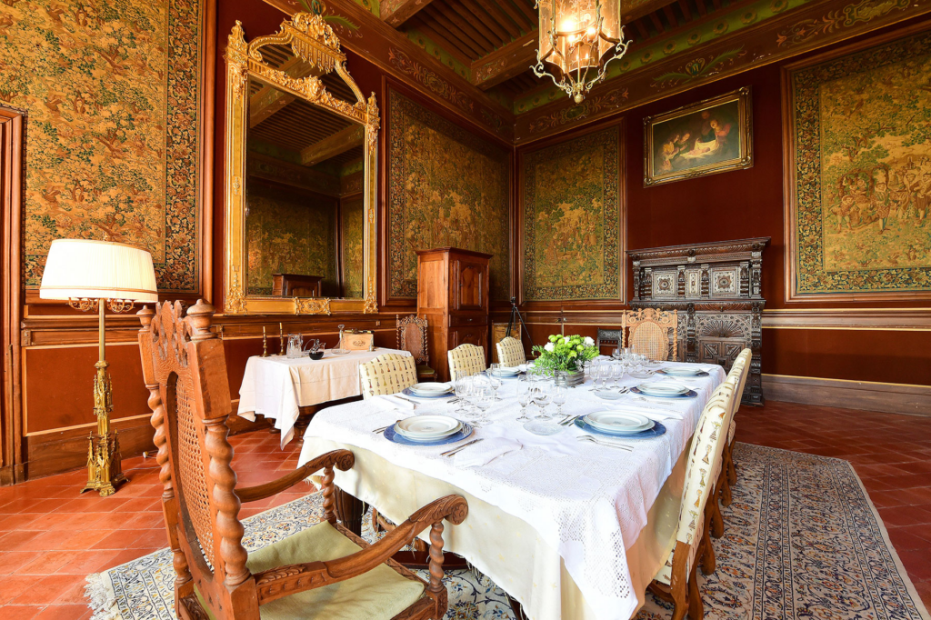salle a manger du château de Paraza pour une expérience prestige avec dégustation visite du domaine viticole du Minervois, de la famille Danglas