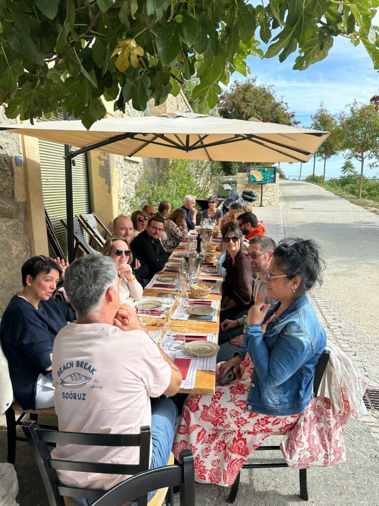 Groupe restaurant au bord du Canal du Midi café du port château de paraza